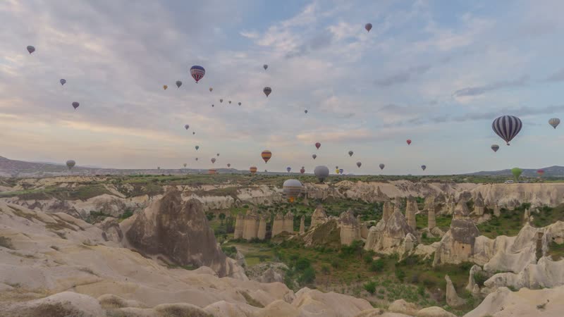 Montgolfières au lever du jour au-dessus des cheminées de fée de Cappadoce