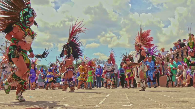 Danseurs en coiffes de plumes lors d'une cérémonie au Mexique
