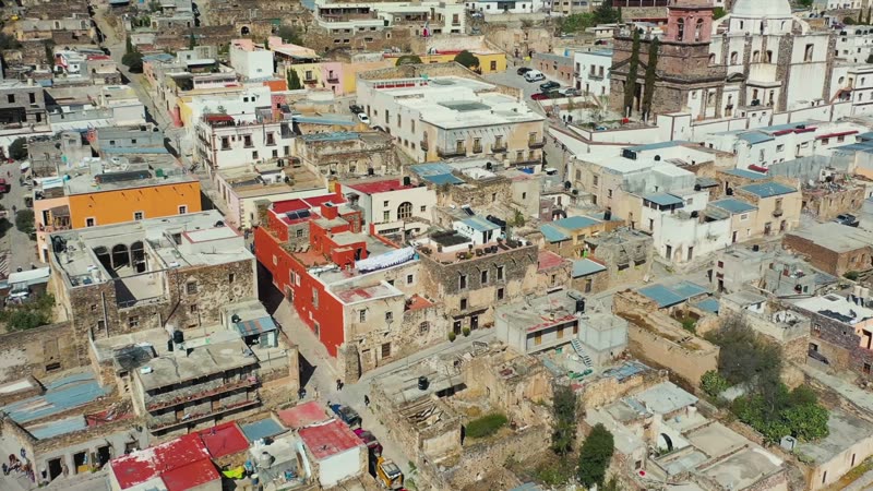 Vue aérienne d'une ville coloniale mexicaine aux façades colorées