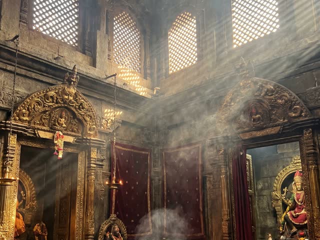 Intérieur d'un temple sacré éclairé à la bougie — chaîne S+ Sacred Sites