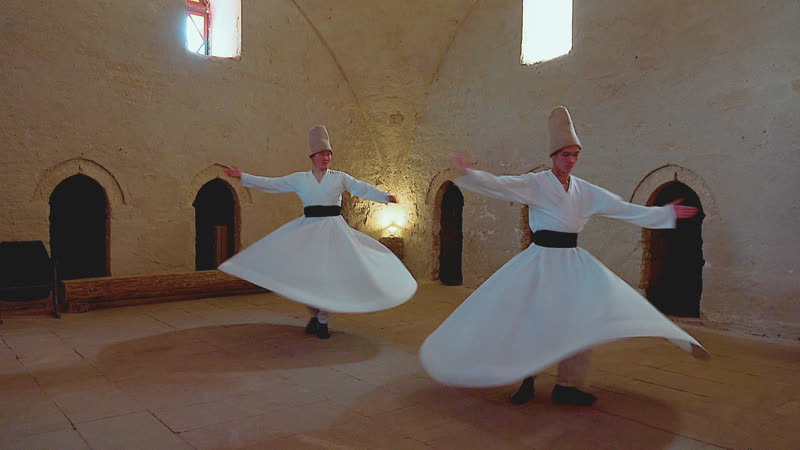 Les derviches tourneurs, expression de la culture et de la tradition soufies.